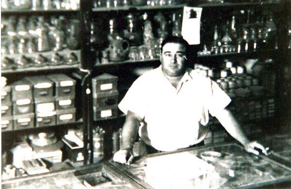 Domingo Ramos en el almacén Aragón y Ramos