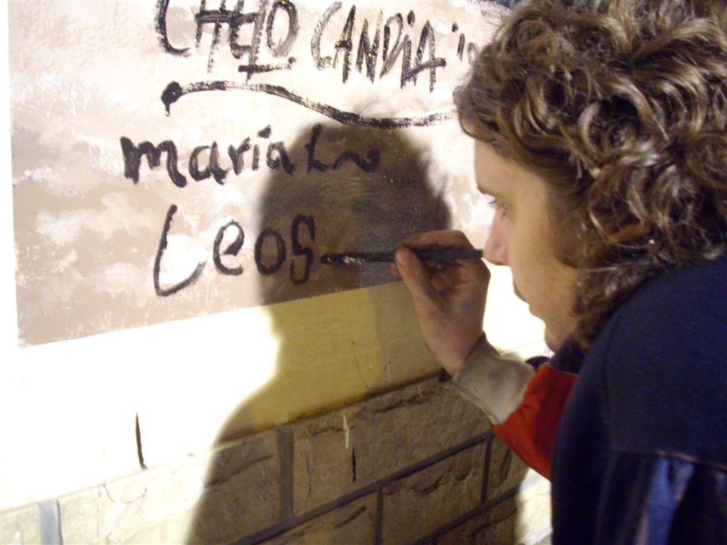 Leo firmando mural Hospital