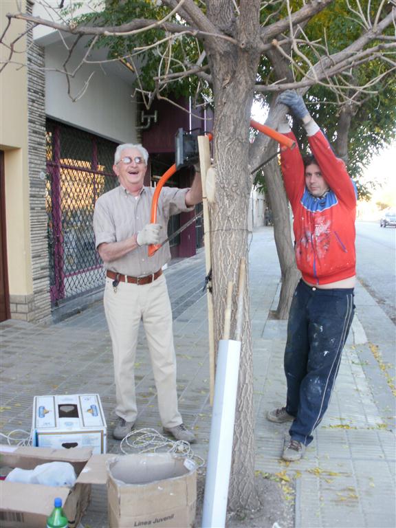 t Leo y Dr. Kantor cortando una rama que tapaba el mural