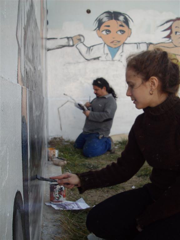 e Chelo y Maria en el mural Educación