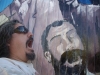 b  Chelo cantando con los retratados en el Mural Fundación